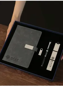 Vue detaillee du coffret cadeau d'affaires haut de gamme avec carnet stylo marque-page et USB.