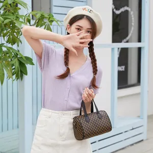 Borsa Boston marrone vintage con monogramma e manici, elegante borsa donna retrò.