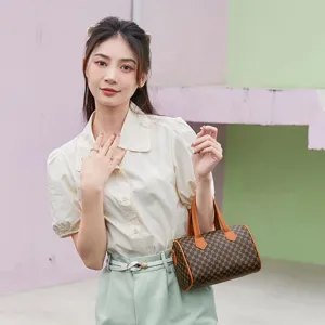 Borsa Boston monogram vintage, elegante borsa a mano colorblock con manici per la moda.