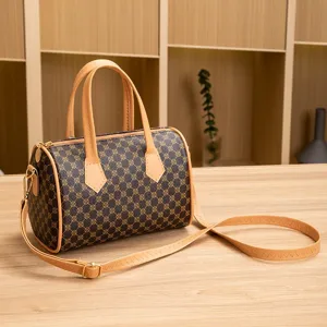 Borsa a mano Boston vintage con stampa classica, manico superiore e tracolla regolabile.