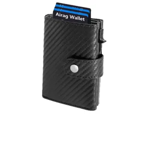 Billetera de hombre con textura de fibra de carbono y tarjetero automático emergente.