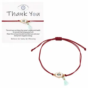 Pulsera roja ajustable con mal de ojo, dije de mano de Fátima y borla en tarjeta.