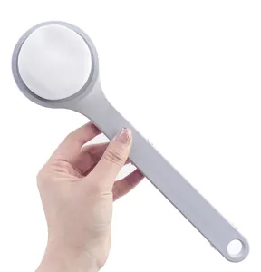Detailansicht der langen Massage-Badebürste mit weichem Schwammkopf für bequemen Rücken-Scrub.
