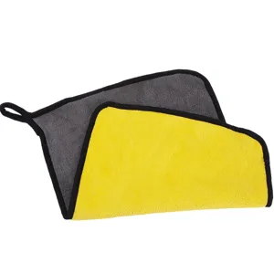 Dettaglio panno pulizia auto in microfibra double-face, pile corallo spesso con bordo nero cucito.