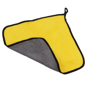 Panno per auto in pile corallo a doppia faccia con bordo nero e passante per appendere.