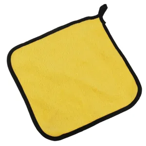 Panno in microfibra per auto giallo dettaglio, panno pulizia assorbente spesso con bordo nero.