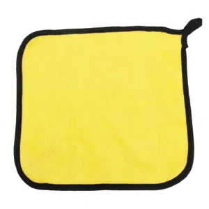 Vista dettagliata del panno in microfibra giallo con bordi neri cuciti e comoda asola per appendere.