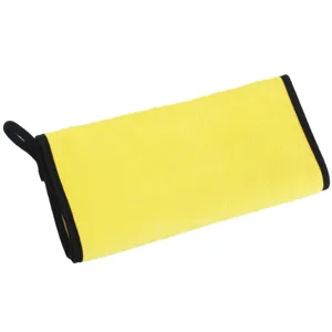 Vista dettagliata del panno in microfibra giallo addensato per auto con bordo nero e passante.