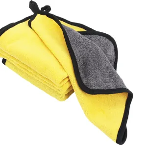 Panno in microfibra bifacciale ispessito per auto in giallo e grigio con bordo nero.