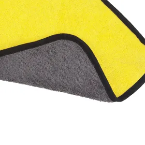 Dettaglio asciugamano lavaggio auto in pile corallo ad alta densità trama microfibra bicolore.