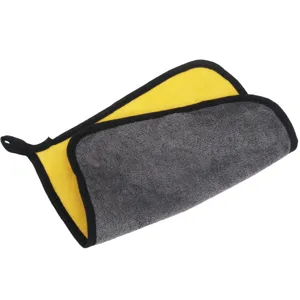 Primo piano sulla trama fine del panno in microfibra grigio e giallo per la cura auto.