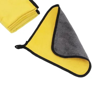 Panno di pulizia in microfibra double-face per auto, panno assorbente spesso giallo e grigio.