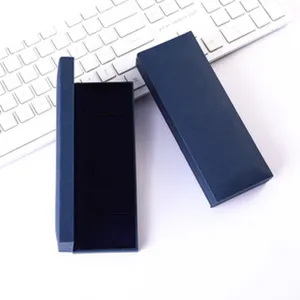 Vista detallada de caja de regalo para bolígrafo de papel azul oscuro, elegante estuche con tapa.