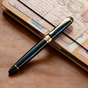 Stylo plume en métal avec bordure dorée et motif bleu, stylo d'écriture élégant et fluide.