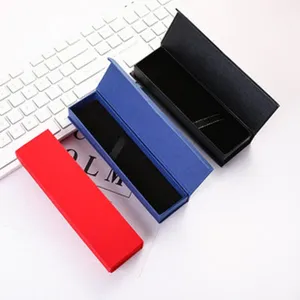 Cajas de regalo para bolígrafos negras, azules y rojas con forro de terciopelo.