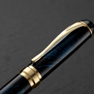 Stylo plume en métal de luxe avec corps marbré bleu clip doré et bagues de capuchon.