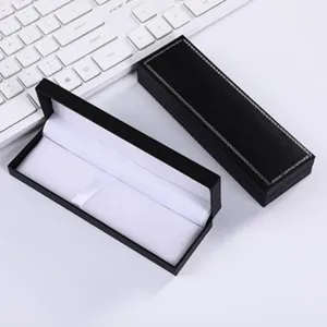 Caja de bolígrafos de papel negro caja de regalo con tapa abatible y forro interior blanco.