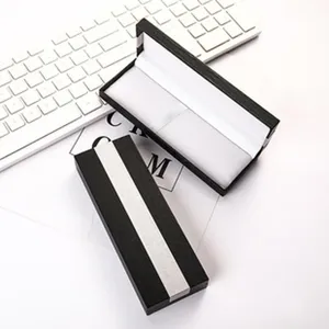 Detalle de caja de bolígrafo comercial de papel negro con compartimento abierto y caja.