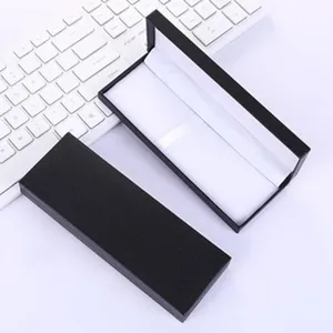 Vista detallada de la caja de regalo de papel negro para bolígrafos con forro blanco y correa.