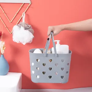 Panier de douche portable avec découpes en cœur, organisateur en plastique gris.