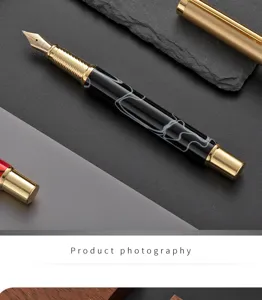 Luxe marmer acryl vulpen met gladde metalen punt voor zakelijk schrijven en kantoorgeschenken.