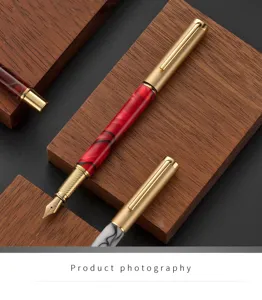 Gedetailleerde close-upopname van vulpen met acrylhuls, gouden punt en houten presentatie-opstelling.
