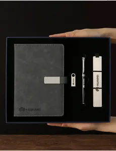 Détail du coffret cadeau d'affaires avec carnet, stylo et clé USB dans une belle boîte.
