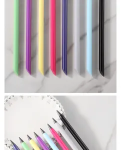 Detailansicht bunter tintenloser ewiger Bleistifte mit glattem Schaft und feinen Graphitspitzen.