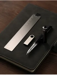 Vue détaillée du coffret cadeau d'affaires avec carnet, marque-page règle, clé USB et beau stylo.
