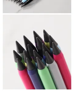 Ewiger Bleistift Detailaufnahme, tintenlose Graphitspitzen, buntes Schreibwarenwerkzeug.