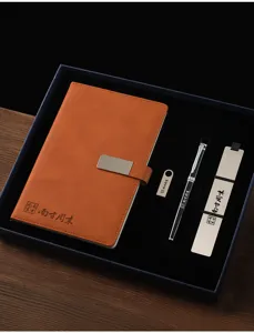 Vue détaillée du coffret cadeau d'affaires avec carnet en cuir, stylo et clé USB.