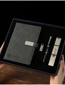 Détail de set cadeau d'affaires, carnet exquis, stylo métal, clé USB et marque-page en boîte.