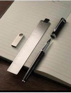 Détail du coffret cadeau d'affaires avec stylo métal, règle marque-page et clé USB.