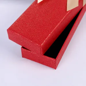Elegante caja de regalo de pluma con lazo rojo y embalaje de lujo para negocios profesionales.