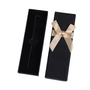 Caja de regalo negra con lazo dorado, embalaje elegante para bolígrafos, vista principal.