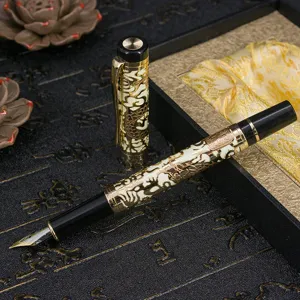 Pluma estilográfica clásica estilo chino con patrón de dragón dorado en estuche.