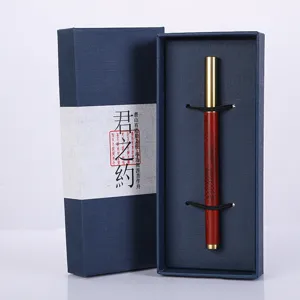 Vista detallada de bolígrafo de metal y madera, cuerpo de madera roja en elegante estuche de regalo.