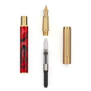 Gedemonteerde vulpen met rode acryl houder en gouden metalen penpunt voor geschenken.