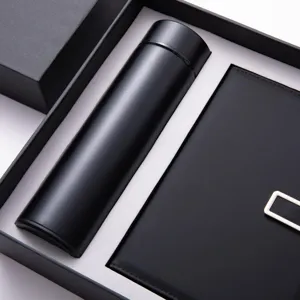 Lujoso juego de regalo empresarial negro con termo elegante y cuaderno profesional.