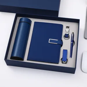 Luxe zakelijk geschenkset met blauwe slimme thermoskan, notitieboekje, pen en sleutelhangers.