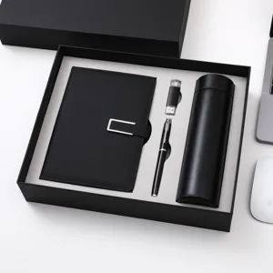 Luxe zakelijke geschenkset met leren notitieboekje, metalen pen, USB-stick en thermoskan.