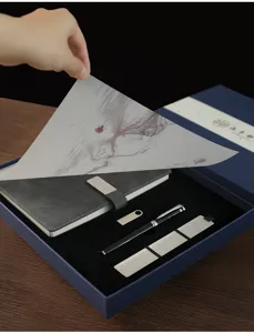 Coffret cadeau d'affaires comprenant carnet de notes, stylo en métal, clé USB et marque-pages.