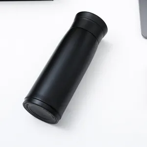Bouteille d'eau isotherme en acier inoxydable noir mat, tasse de voyage isotherme durable.