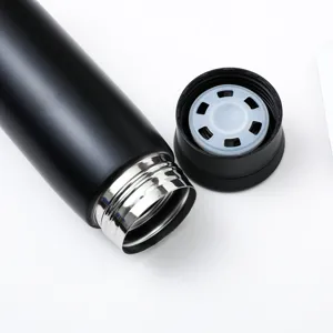 Bouteille isotherme en acier inoxydable noir mat de haute qualité, idéale au quotidien.
