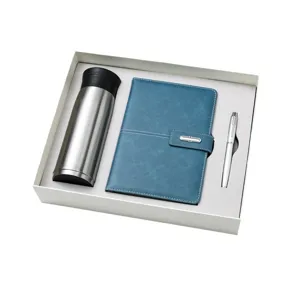 Coffret cadeau d'affaires avec thermos en acier inoxydable, carnet en cuir bleu et stylo en métal.