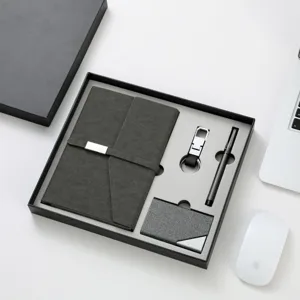 Zakelijke cadeauset met notitieboek, pen, sleutelhanger en houder in luxe doos.