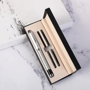 Set dorou penas stilografikis me metalliko soma kai ampoules melanis se mavro polytelei kouti.