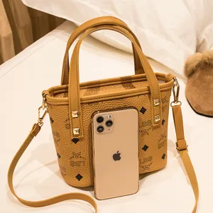 Retro PU Leder Eimer Handtasche für Damen, vintage Monogramm Umhängetasche mit Henkel.