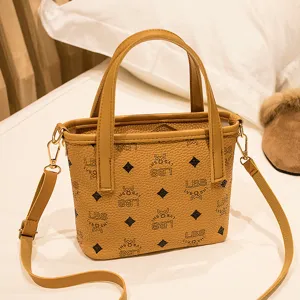 Modische Damen Beuteltasche mit Tragegriff und Schultergurt, klassisches Retro-Design mit Struktur.