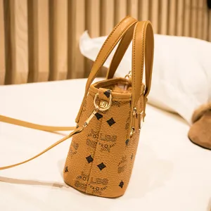 Braune Damen Eimer Schultertasche im Vintage Stil mit klassischem Muster und Henkel.